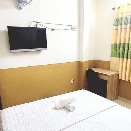 Khach San Huong Quynh Ho Chi Minh City Exterior photo